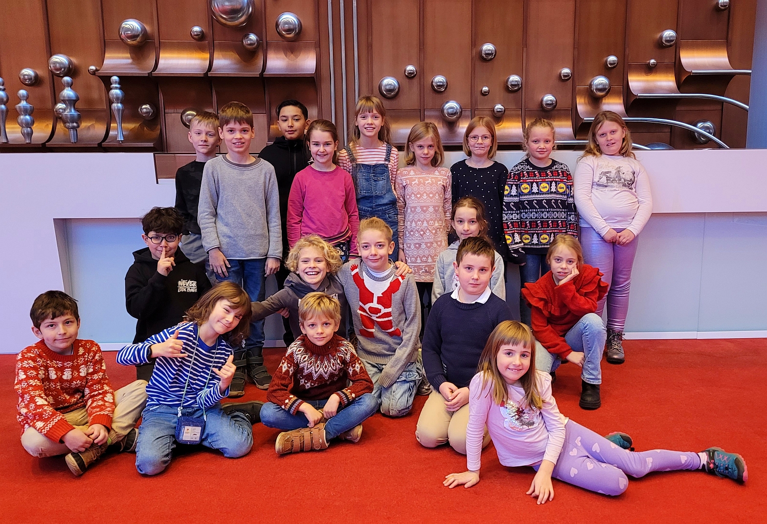 Gruppe von Kindern im Foyer des Heilbronner Theaters